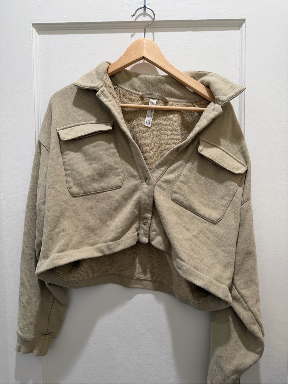 ALO Yoga Cropped Utility Shacket in sandstone light khaki
